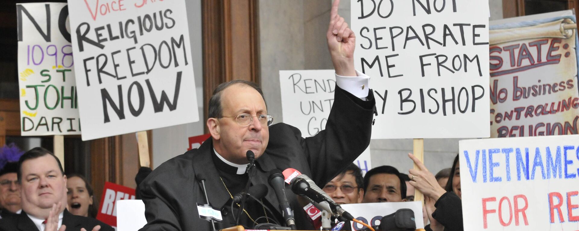 O então bispo de Bridgeport, William Lori, discursa no Capitólio Estadual de Connecticut, em Hartford, em protesto contra a legislação, já retirada, que mudava a forma como as finanças paroquiais são administradas (foto de arquivo) - Sputnik Brasil, 1920, 30.01.2024