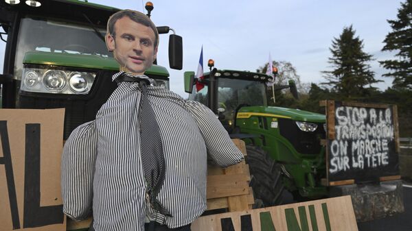 Uma efígie do presidente francês Emmanuel Macron é vista em um trator enquanto agricultores fazem manifestação em uma rodovia, segunda-feira, 29 de janeiro de 2024 - Sputnik Brasil