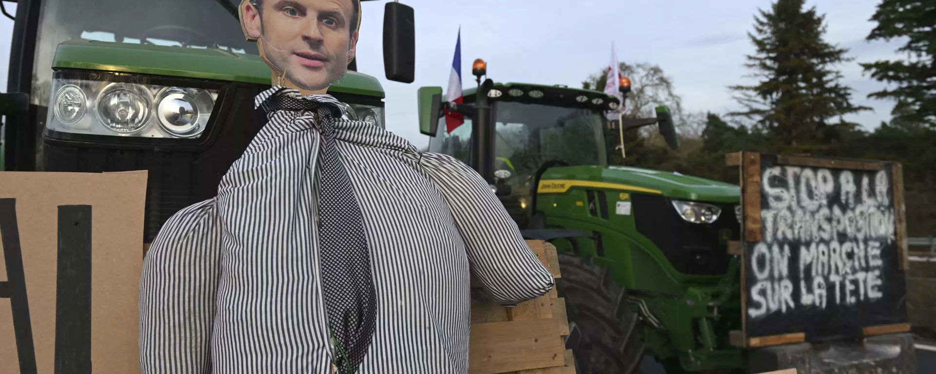 Uma efígie do presidente francês Emmanuel Macron é vista em um trator enquanto agricultores fazem manifestação em uma rodovia, segunda-feira, 29 de janeiro de 2024 - Sputnik Brasil, 1920, 13.11.2025