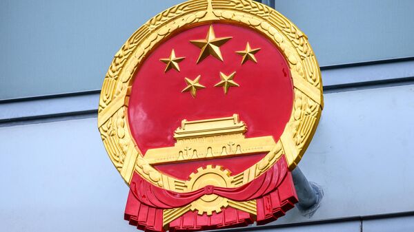 Um emblema nacional chinês é visto fora do Gabinete para a Salvaguarda da Segurança Nacional do Governo Popular Central na Região Administrativa Especial de Hong Kong, após sua inauguração oficial em Hong Kong  - Sputnik Brasil