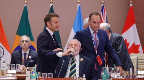 O presidente da França, Emmanuel Macron (3L), cumprimenta o presidente do Brasil, Luiz Inácio Lula da Silva (3R), antes do início da segunda sessão de trabalho da Cúpula dos Líderes do G20 no Bharat Mandapam em Nova Delhi, em 9 de setembro de 2023 - Sputnik Brasil