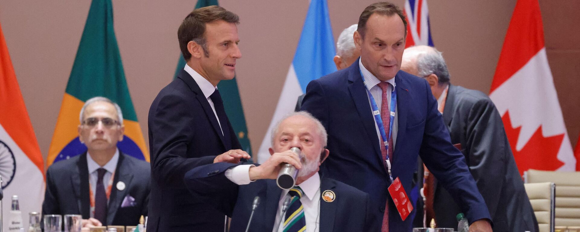 O presidente da França, Emmanuel Macron (3L), cumprimenta o presidente do Brasil, Luiz Inácio Lula da Silva (3R), antes do início da segunda sessão de trabalho da Cúpula dos Líderes do G20 no Bharat Mandapam em Nova Delhi, em 9 de setembro de 2023 - Sputnik Brasil, 1920, 01.02.2024