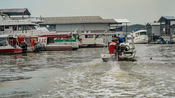 Embarcações circulam no rio Igarapé Tarumã-açu, na Região Metropolitana de Manaus. Amazonas, 22 de novembro de 2023 - Sputnik Brasil