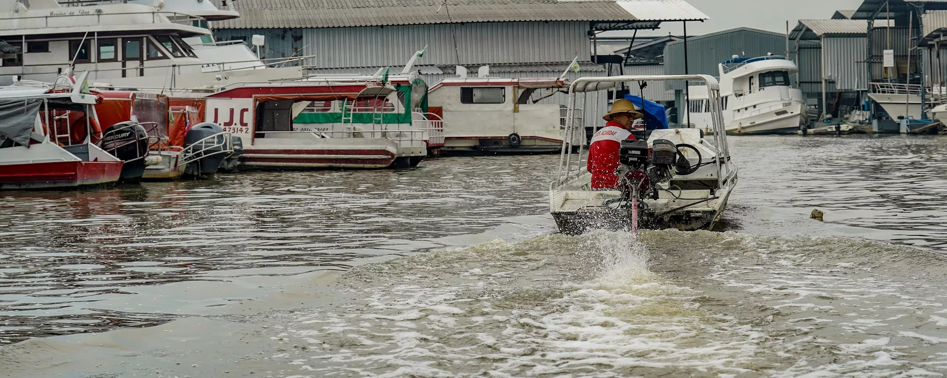 Embarcações circulam no rio Igarapé Tarumã-açu, na Região Metropolitana de Manaus. Amazonas, 22 de novembro de 2023 - Sputnik Brasil, 1920, 01.02.2024