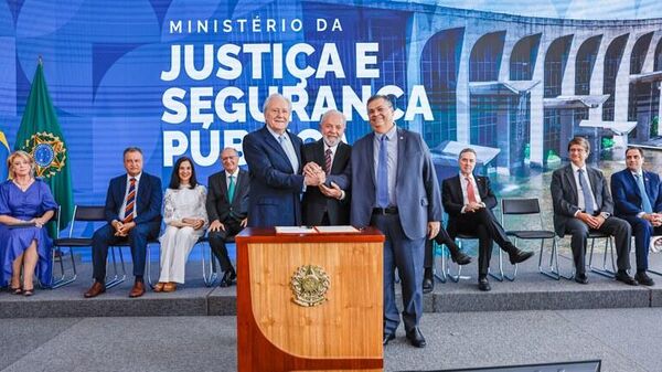Ricardo Lewandowski ao lado do presidente Lula e do ex-ministro da Justiça, Flávio Dino - Sputnik Brasil