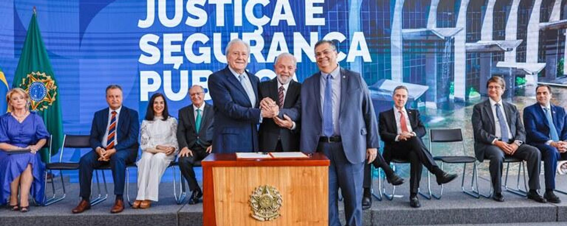 Ricardo Lewandowski ao lado do presidente Lula e do ex-ministro da Justiça, Flávio Dino - Sputnik Brasil, 1920, 01.02.2024