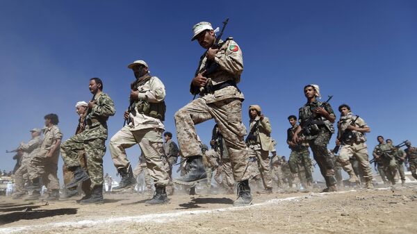 Recrutas houthis participam de treinamento na capital do Iêmen, Sanaa, para mobilizar mais combatentes, em 3 de janeiro de 2017 - Sputnik Brasil