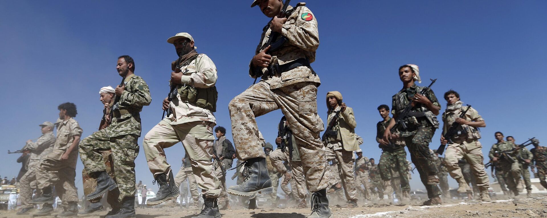 Recrutas houthis participam de treinamento na capital do Iêmen, Sanaa, para mobilizar mais combatentes, em 3 de janeiro de 2017 - Sputnik Brasil, 1920, 01.02.2024