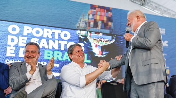 O presidente Luiz Inácio Lula da Silva (à direita) cumprimenta o governador de São Paulo, Tarcísio de Freitas (Republicanos), ao lado do ministro da Casa Civil, Rui Costa, durante a cerimônia de inauguração do túnel imerso que vai ligar Santos e Guarujá, no litoral paulista - Sputnik Brasil