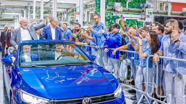 O presidente Lula e o vice Geraldo Alckmin desfilam em carro aberto na fábrica da Volkswagen. São Bernardo do Campo, 2 de fevereiro de 2024 - Sputnik Brasil