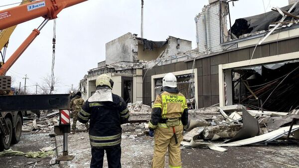 Funcionários do Ministério para Situações de Emergência da Rússia após bombardeio de padaria em Lisichansk, República Popular de Lugansk - Sputnik Brasil