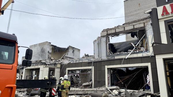 Equipes de resgate continuam o trabalho de retirada dos escombros em Lisichansk. República Popular de Lugansk, 3 de fevereiro de 2024 - Sputnik Brasil