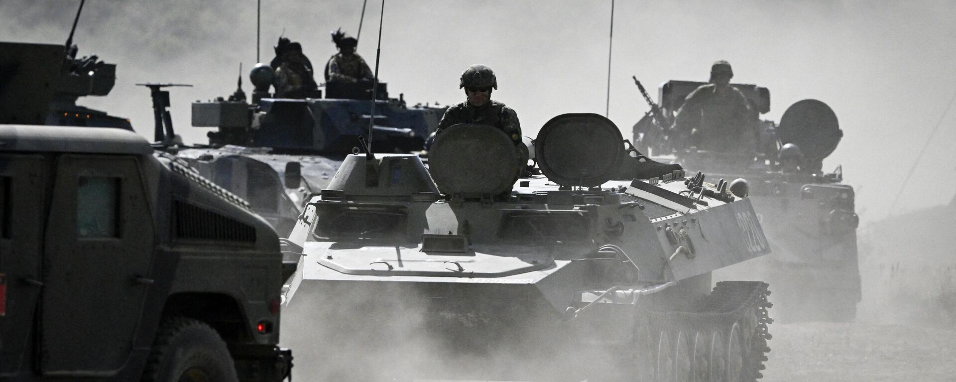 Militares dirigem veículos blindados enquanto participam do exercício militar conjunto da Organização do Tratado do Atlântico Norte (OTAN) Noble Blueprint 23, no campo militar de Novo Selo, noroeste da Bulgária, em 26 de setembro de 2023 - Sputnik Brasil, 1920, 04.02.2024