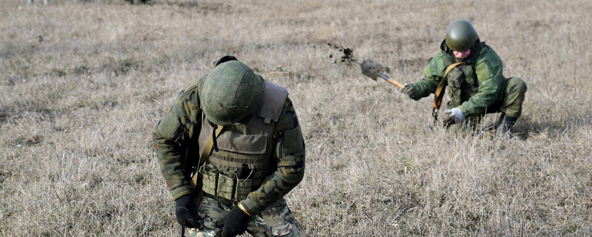 Militares do batalhão de engenheiros-sapadores separados D. M. Karbyshev das Forças Armadas da Rússia durante treinamento prático de instalação e desativação de campos minados, na zona da operação militar especial, foto publicada em 31 de janeiro de 2024 - Sputnik Brasil, 1920, 24.09.2025