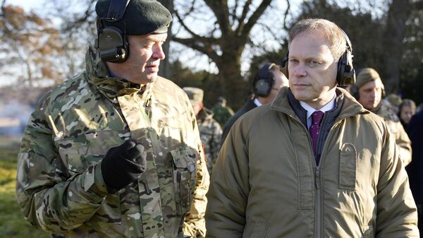 General Patrick Sanders, chefe do Estado-Maior britânico (à esquerda), conversa com Grant Shapps, secretário de Defesa britânico, durante visita ao campo de treinamento STANTA, Inglaterra, Reino Unido, 29 de novembro de 2023. - Sputnik Brasil
