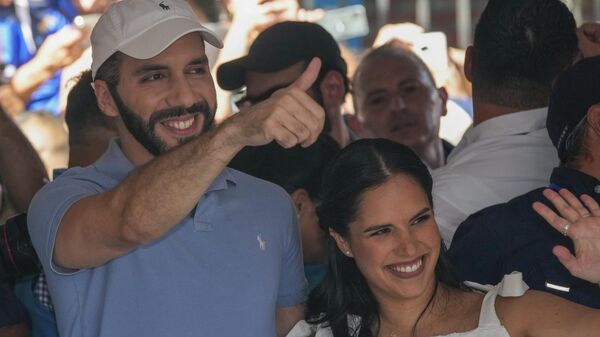 Nayib Bukele e sua esposa, Gabriela Rodríguez, acenam após votar nas eleições gerais em San Salvador. El Salvador, 4 de fevereiro de 2024 - Sputnik Brasil