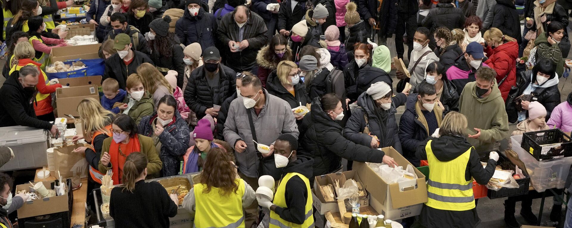 
Refugiados ucranianos aguardam por comida na área de boas-vindas, na estação principal de trem em Berlim, Alemanha, em 8 de março de 2022.  - Sputnik Brasil, 1920, 28.01.2025