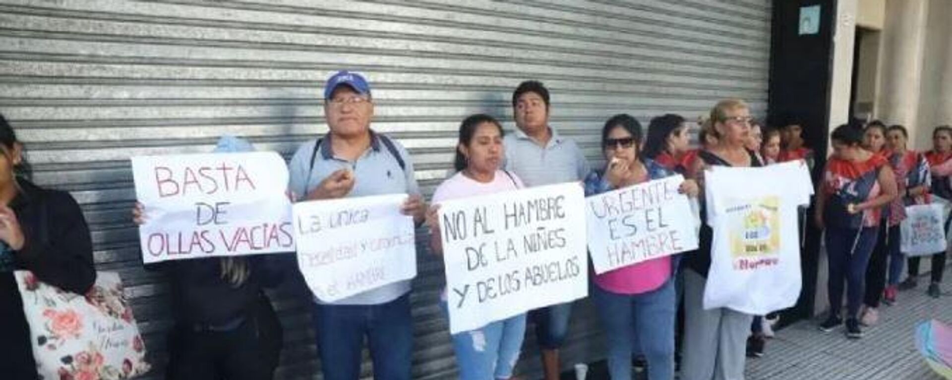 Milhares de pessoas formam fila em frente ao Ministério do Capital Humano argentino para reivindicar assistência para cozinhas comunitárias, 5 de fevereiro de 2024 - Sputnik Brasil, 1920, 15.08.2024