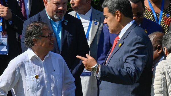 O presidente colombiano, Gustavo Petro (E), conversa com seu homólogo venezuelano, Nicolás Maduro, durante a foto de família na cúpula do G77 + China no Palácio de Convenções em Havana, em 15 de setembro de 2023 - Sputnik Brasil