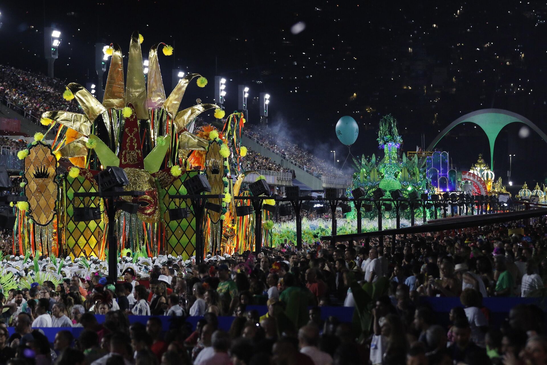 A escola de samba Império Serrano desfila em homenagem ao sambista Arlindo Cruz no Sambódromo da Marquês de Sapucaí em fevereiro de 2023