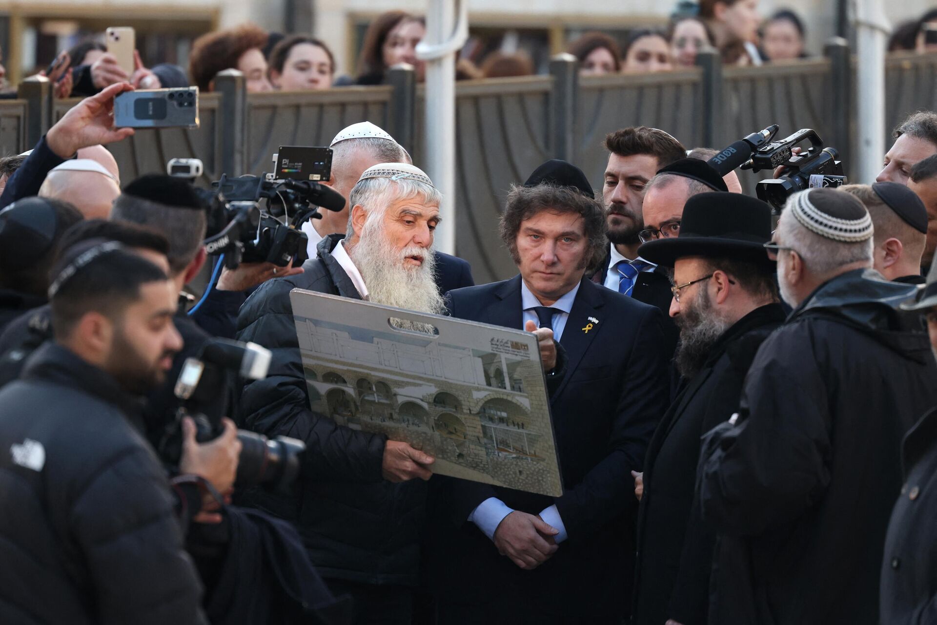 O presidente da Argentina, Javier Milei, visita o Muro das Lamentações, o último vestígio remanescente do Segundo Templo, considerado o local mais sagrado onde os judeus podem orar, na Cidade Velha de Jerusalém, em 6 de fevereiro de 2024 - Sputnik Brasil, 1920, 06.02.2024