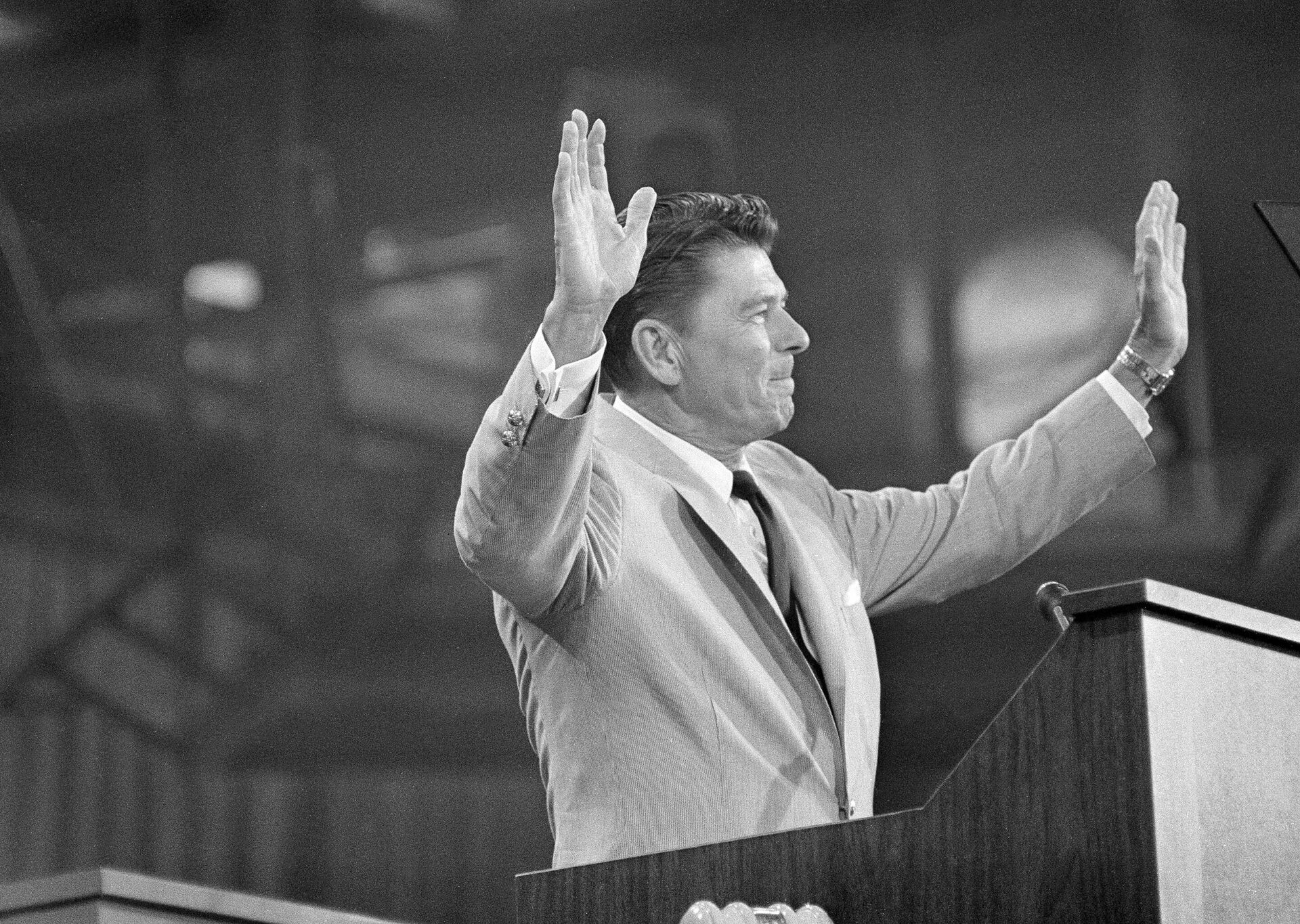 Então governador da Califórnia, Ronald Reagan perdeu para Richard Nixon a batalha pela indicação presidencial republicana, em 1968. Na foto, acena para os delegados da convenção republicana em Miami Beach, em 8 de agosto, antes de fazer uma moção para que a nomeação de Nixon fosse declarada unânime - Sputnik Brasil, 1920, 06.02.2024