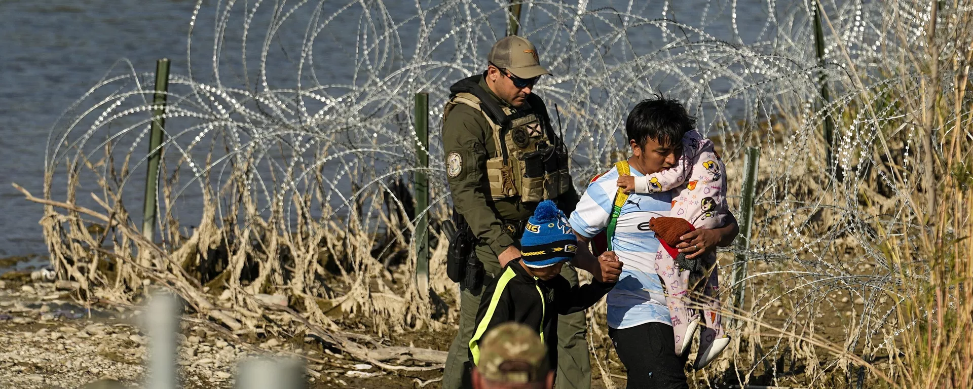 Imigrantes são levados sob custódia por autoridades em Eagle Pass, na fronteira entre o Texas e o México, EUA, 3 de janeiro de 2024 - Sputnik Brasil, 1920, 07.02.2024