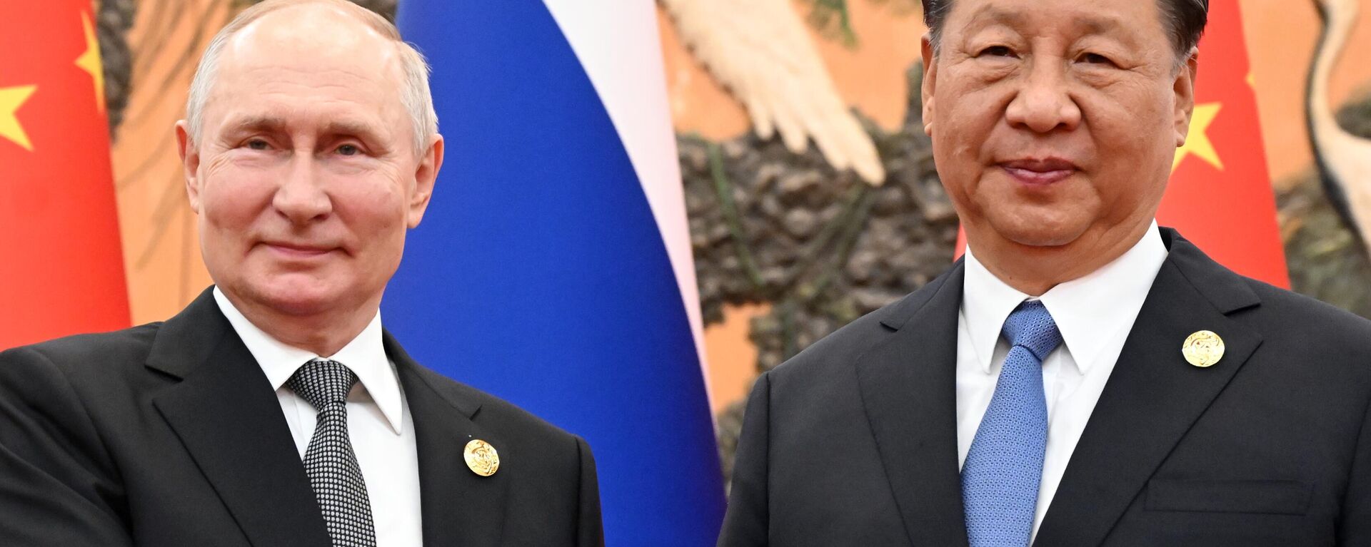 O presidente russo, Vladimir Putin, e o presidente chinês, Xi Jinping, posam para foto antes de seu encontro como parte do 3º Fórum do Cinturão e Rota, no Grande Salão do Povo, em Pequim, na China - Sputnik Brasil, 1920, 17.05.2024