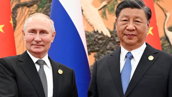 O presidente russo, Vladimir Putin, e o presidente chinês, Xi Jinping, posam para foto antes de seu encontro como parte do 3º Fórum do Cinturão e Rota, no Grande Salão do Povo, em Pequim, na China - Sputnik Brasil