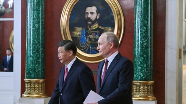 O presidente chinês, Xi Jinping, e o presidente russo, Vladimir Putin, antes da cerimônia de assinatura de documentos relativos ao desenvolvimento da parceria abrangente e da cooperação estratégica entre a Rússia e a China, no Kremlin, em 18 de outubro de 2023 - Sputnik Brasil