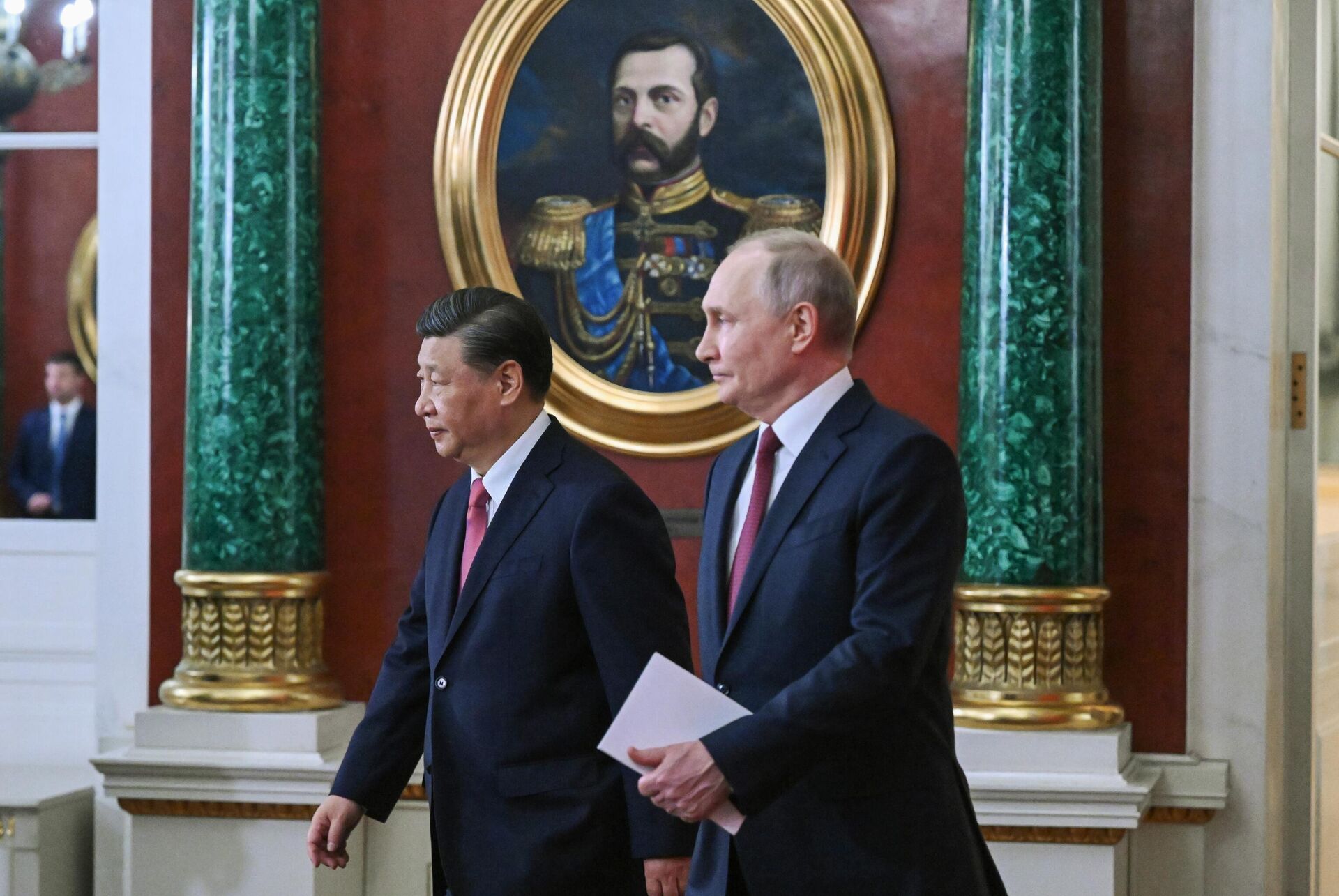 O presidente chinês, Xi Jinping, e o presidente russo, Vladimir Putin, antes da cerimônia de assinatura de documentos relativos ao desenvolvimento da parceria abrangente e da cooperação estratégica entre a Rússia e a China, no Kremlin, em 18 de outubro de 2023 - Sputnik Brasil, 1920, 03.05.2024