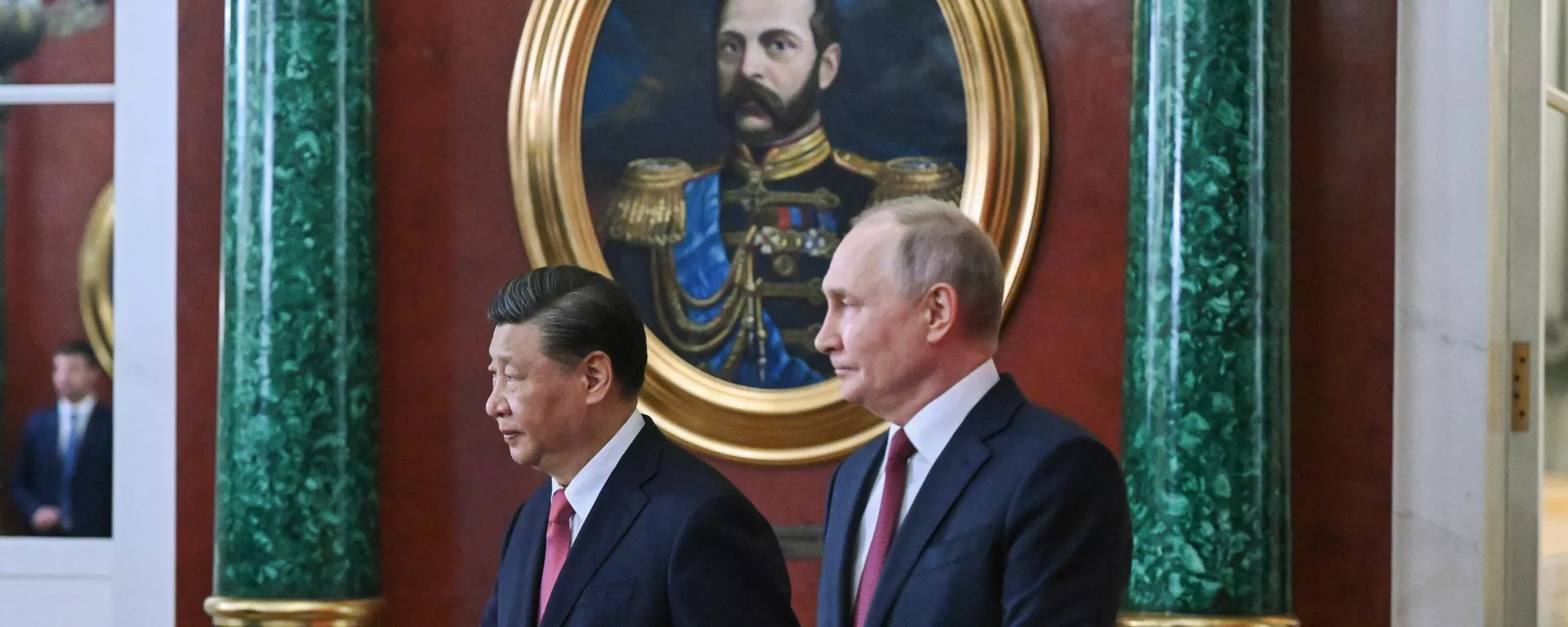 O presidente chinês, Xi Jinping, e o presidente russo, Vladimir Putin, antes da cerimônia de assinatura de documentos relativos ao desenvolvimento da parceria abrangente e da cooperação estratégica entre a Rússia e a China, no Kremlin, em 18 de outubro de 2023 - Sputnik Brasil, 1920, 11.09.2024