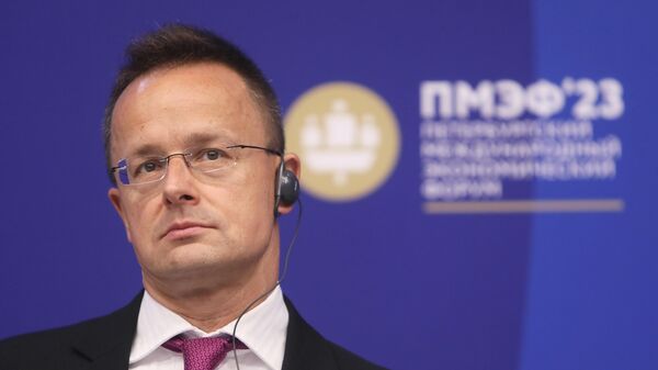 O ministro das Relações Exteriores da Hungria, Peter Szijjarto, discursa em um painel no Fórum Econômico Internacional de São Petersburgo, em 15 de junho de 2023 - Sputnik Brasil