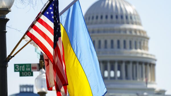As bandeiras da Ucrânia, dos Estados Unidos e do Distrito de Columbia tremulam juntas na avenida Pensilvânia, perto do Capitólio. Washington, D. C., 5 de março de 2022 - Sputnik Brasil