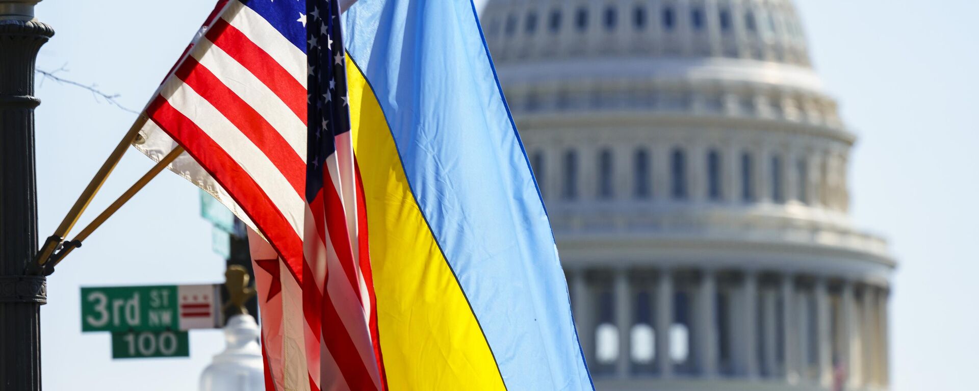 As bandeiras da Ucrânia, dos Estados Unidos e do Distrito de Columbia tremulam juntas na avenida Pensilvânia, perto do Capitólio, em 5 de março de 2022 - Sputnik Brasil, 1920, 20.05.2024