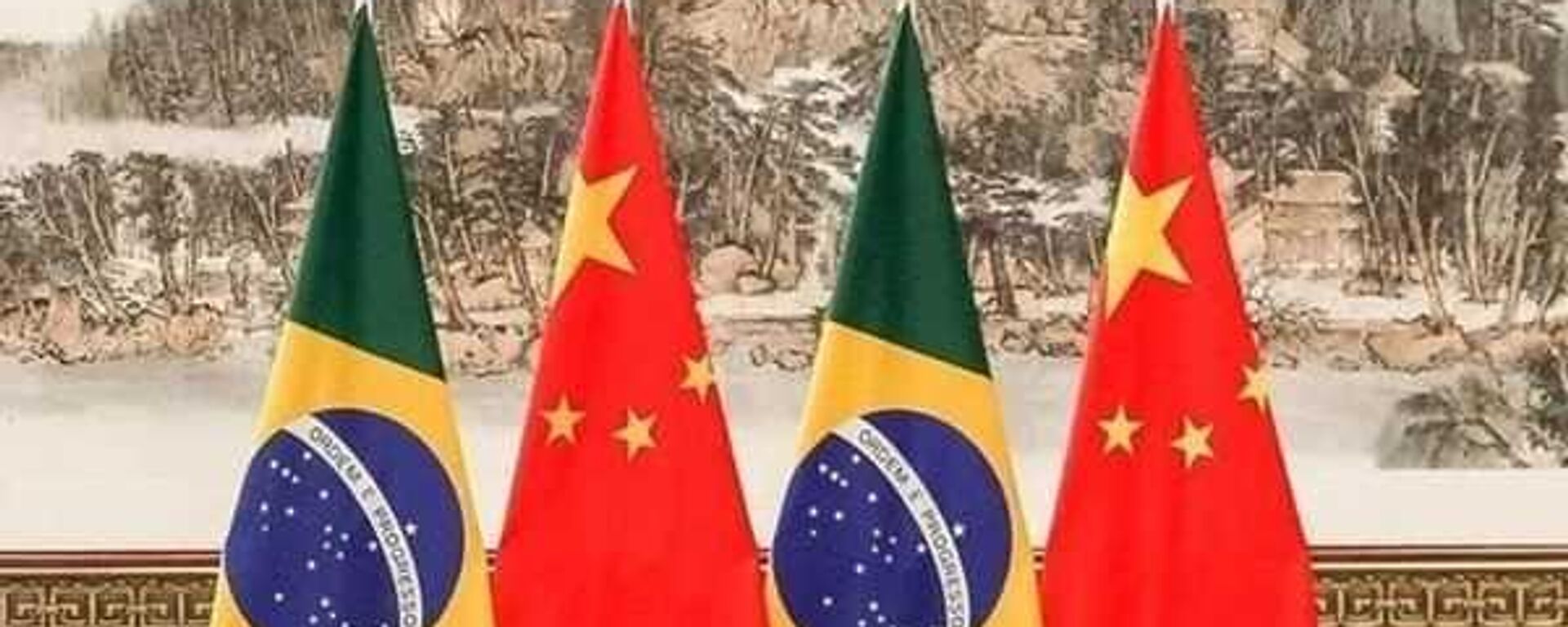 Bandeiras do Brasil e da China lado a lado - Sputnik Brasil, 1920, 26.07.2024