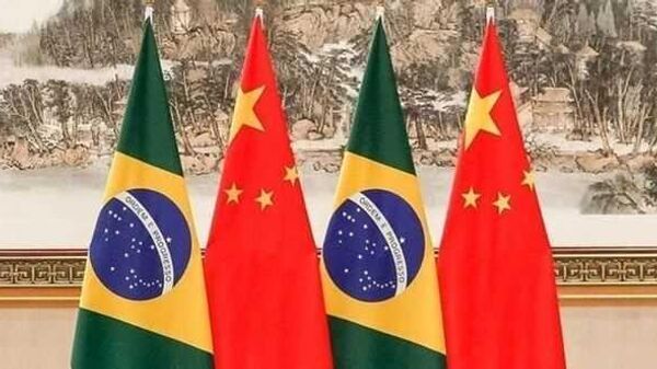 Bandeiras do Brasil e da China lado a lado - Sputnik Brasil