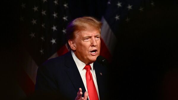 O ex-presidente dos EUA e candidato à presidência em 2024, Donald Trump, fala durante uma festa Caucus Night Watch em Las Vegas, Nevada, em 8 de fevereiro de 2024 - Sputnik Brasil