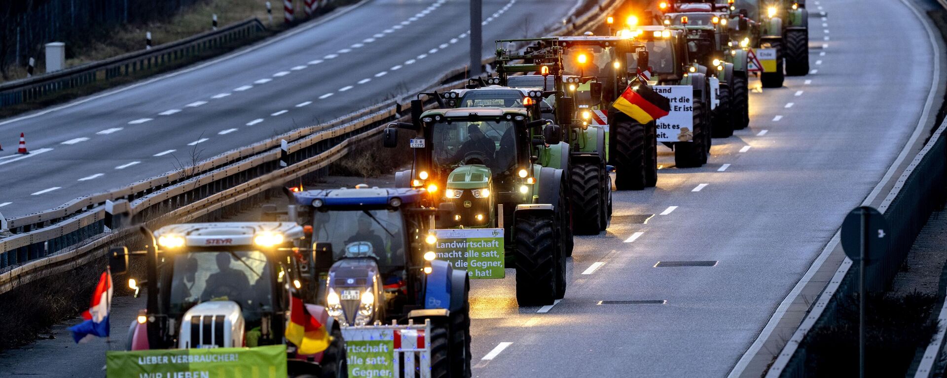 Agricultores conduzem seus tratores em uma rodovia no aeroporto de Frankfurt, Alemanha, 3 de fevereiro de 2024 - Sputnik Brasil, 1920, 06.12.2024