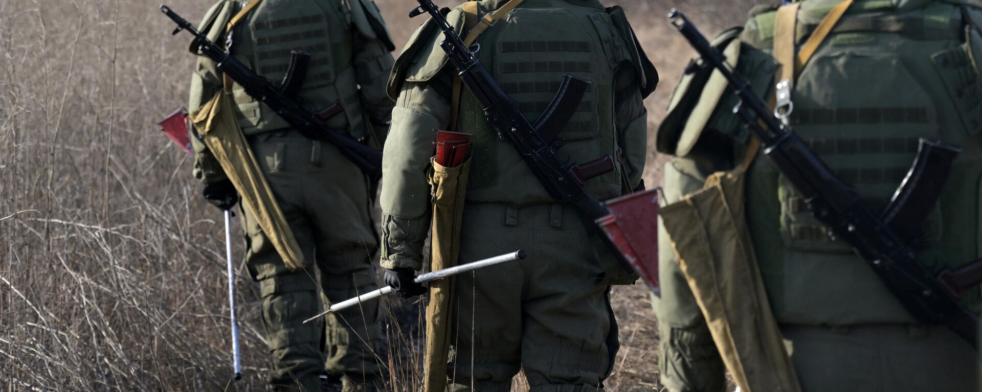 Sapadores do Centro Internacional de Ação contra Minas do Ministério da Defesa da Rússia durante operações de desminagem humanitária na República Popular de Lugansk, foto publicada em 3 de fevereiro de 2024 - Sputnik Brasil, 1920, 11.02.2024