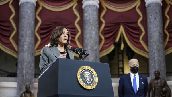 A vice-presidente dos EUA, Kamala Harris, discursa ao lado do presidente Joe Biden, no National Statuary Hall, no Capitólio dos EUA, em 6 de janeiro de 2022 - Sputnik Brasil
