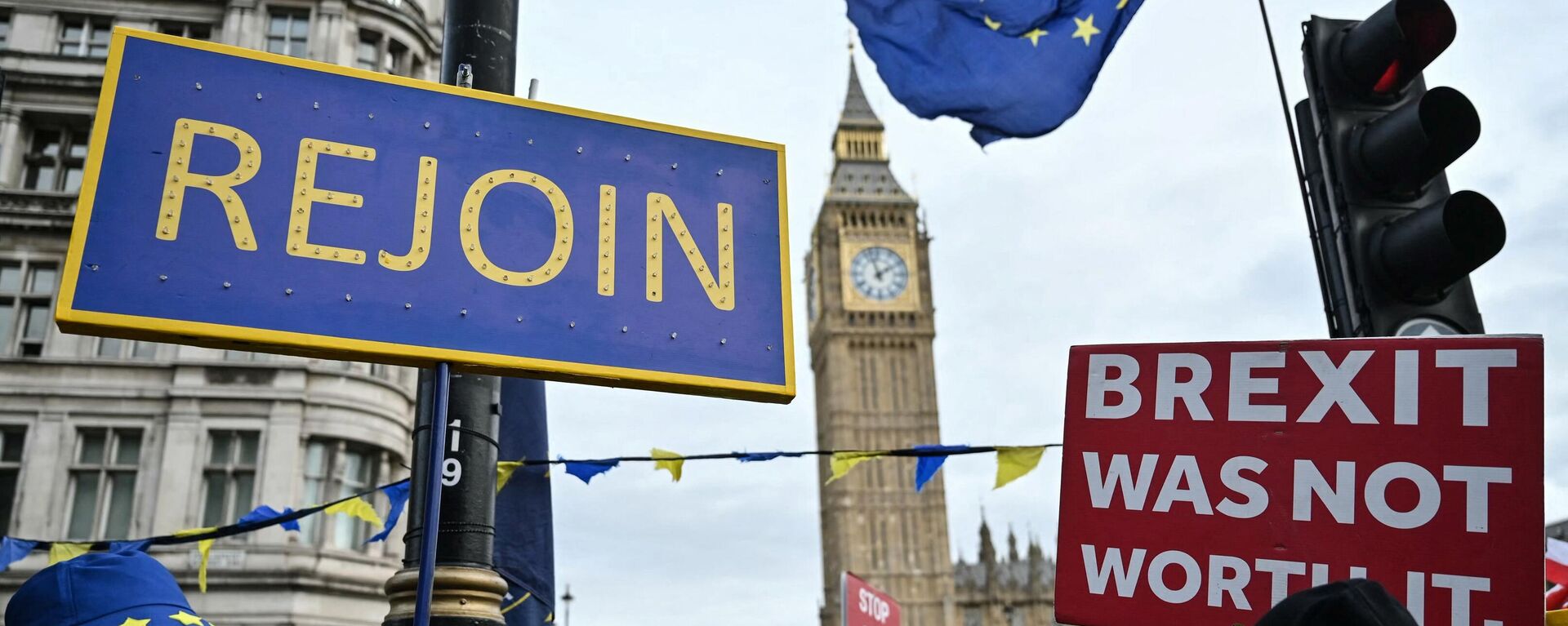 Apoiadores anti-Brexit se reúnem com cartazes pedindo pela reentrada na União Europeia em frente à Torre Elizabeth, comumente conhecida como Big Ben, no Palácio de Westminster, sede das Casas do Parlamento, no centro de Londres, em 31 de janeiro de 2024  - Sputnik Brasil, 1920, 13.02.2024