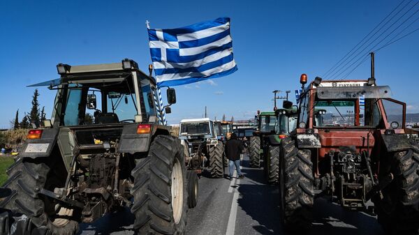 Agricultores de aldeias orientais ficam numa estrada com os seus tratores depois de serem impedidos pela polícia de se dirigirem ao centro do aeroporto, em Salónica, em 26 de janeiro de 2024., em Salónica, em 26 de janeiro de 2024 - Sputnik Brasil