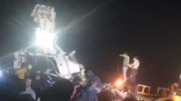 Destroços são retirados de veículo atingido em colisão no Egito - Sputnik Brasil