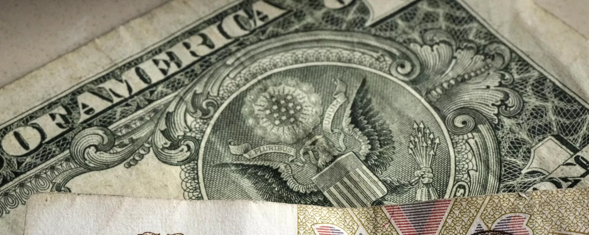 Nota de100 rublos retratada na frente de uma nota de um dólar americano, em Gelsenkirchen, Alemanha, em 25 de abril de 2022 - Sputnik Brasil, 1920, 09.08.2024