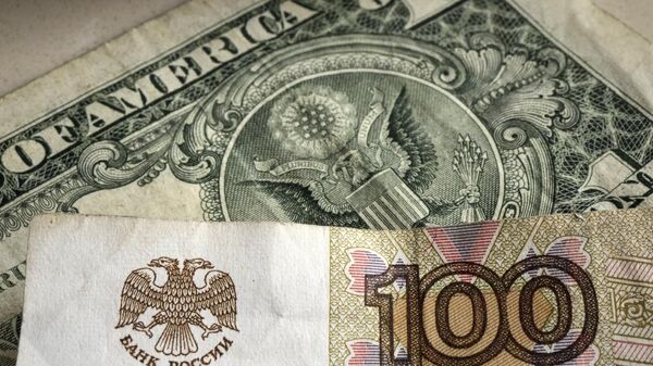 Nota de100 rublos retratada na frente de uma nota de um dólar americano, em Gelsenkirchen, Alemanha, em 25 de abril de 2022 - Sputnik Brasil
