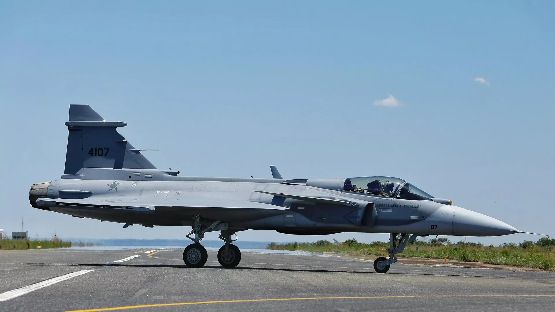 Então recém-chegado ao Brasil, caça F-39 Gripen realizou seu primeiro voo no país, em direção à Base Aérea de Anápolis, em 15 de dezembro de 2023 - Sputnik Brasil, 1920, 11.07.2024