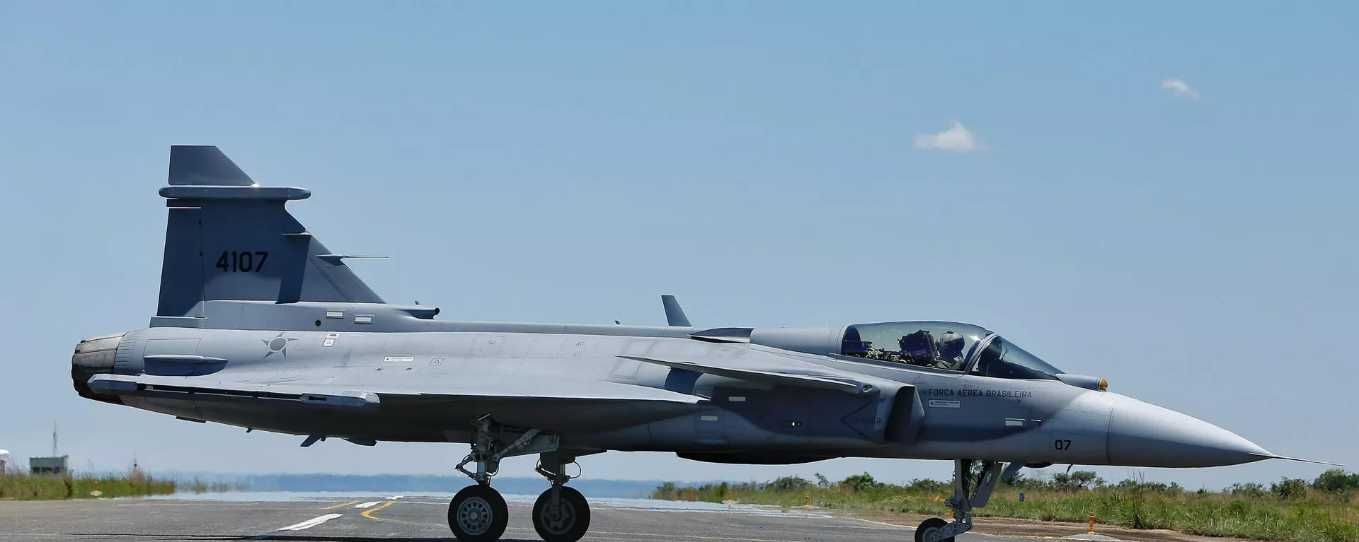 Então recém-chegado ao Brasil, caça F-39 Gripen realizou seu primeiro voo no país, em direção à Base Aérea de Anápolis, em 15 de dezembro de 2023 - Sputnik Brasil, 1920, 11.07.2024