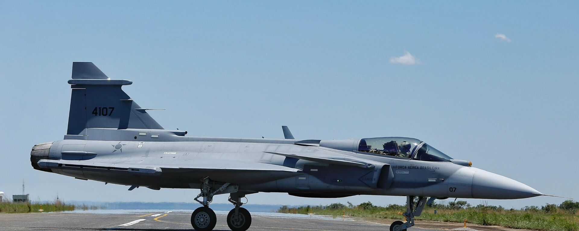 Então recém-chegado ao Brasil, caça F-39 Gripen realizou seu primeiro voo no país, em direção à Base Aérea de Anápolis, em 15 de dezembro de 2023 - Sputnik Brasil, 1920, 15.02.2024