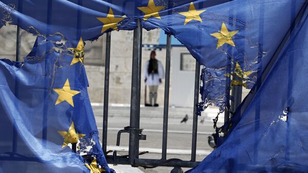 Guarda presidencial grega enquadrada pelos restos de uma bandeira da União Europeia, parcialmente queimada pelos manifestantes em Atenas. Grécia, 1º de maio de 2013 - Sputnik Brasil
